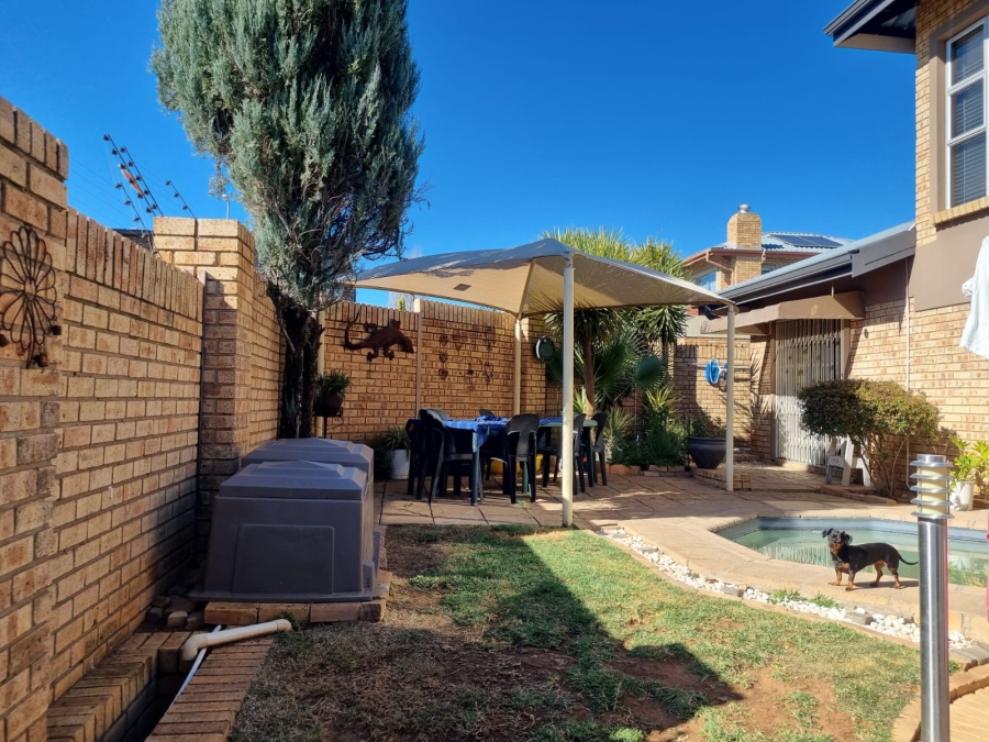 To Let 4 Bedroom Property for Rent in Langenhovenpark Free State